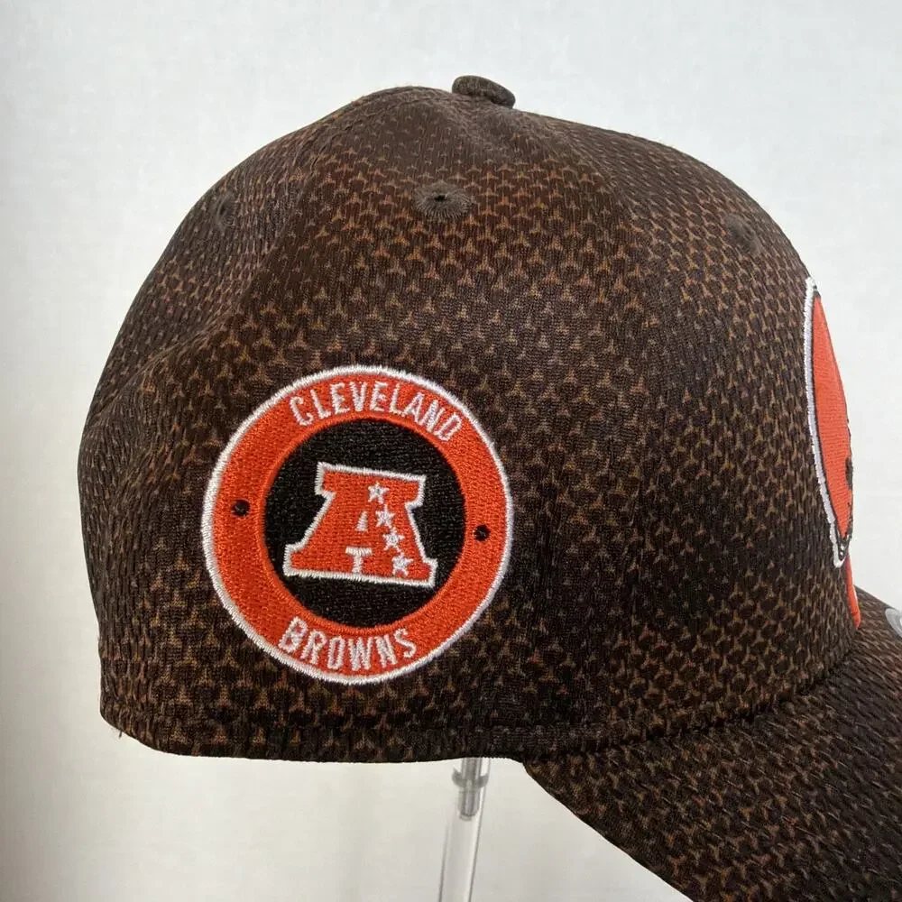 New Era Cleveland Browns Stripe Sideline 39THIRTY Stretch Flex Hat M/L Brown